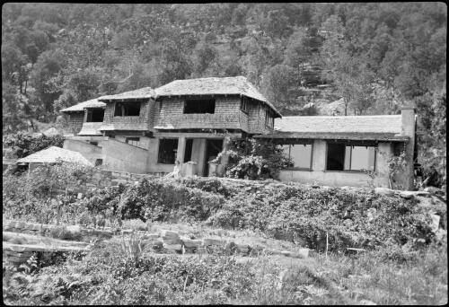 McGaw house known as Flint and Steel, near Lambert Peninsula, Ku-Ring-Gai Chase National Park, New South Wales, 1941, 1 / Michael Terry