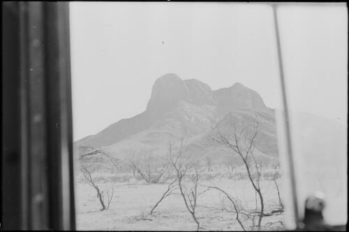 Haasts Bluff viewed from the side window of a Land Rover, MacDonnell Ranges, Northern Territory, May 1961 / Michael Terry