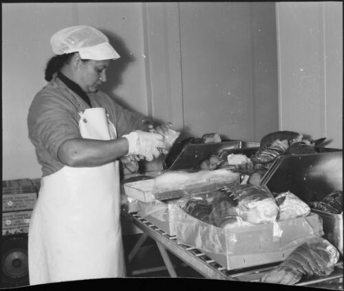 Woman packing crayfish in New Zealand, 2 / Michael Terry