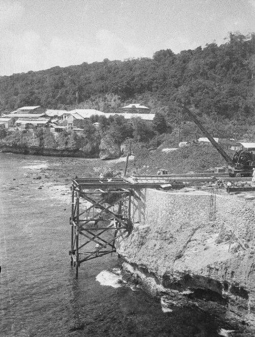 Workmen assembling scaffolds for construction of pier, Christmas Island, approximately 1902, 1