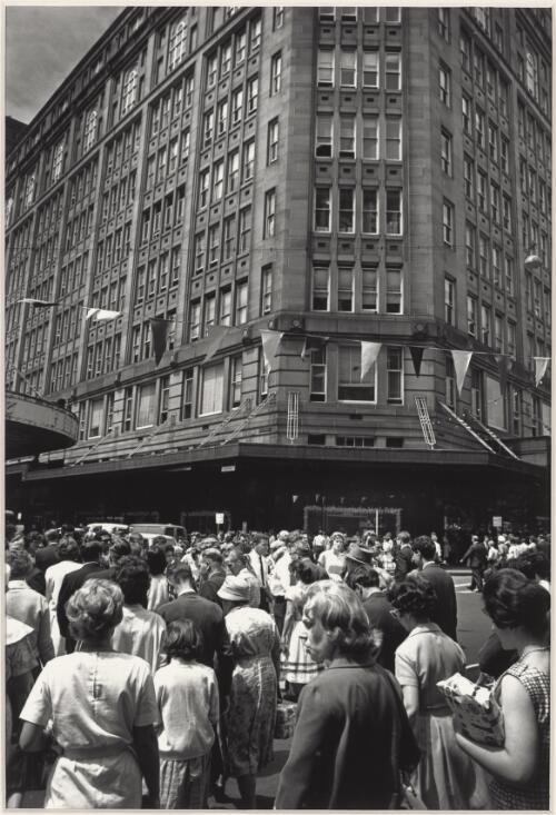 Xmas shoppers, Sydney, 1962 / Jeff Carter