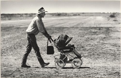 Dutiful dad, Willam Creek, South Australia, 2002 / Jeff Carter