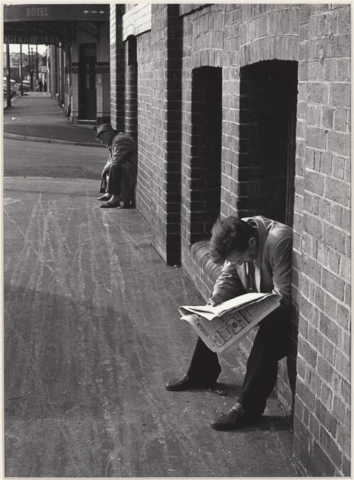 Punters, Redfern, New South Wales, 1959 / Jeff Carter