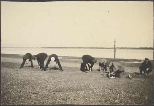 Explorers cockling at Port Augusta, South Australia, August 1914 / Alexander Lorimer Kennedy