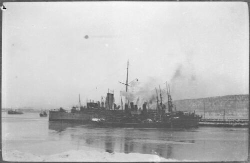 A Russian patrol boat and minesweepers, Murmansk, Russia, approximately 1917 / Michael Terry