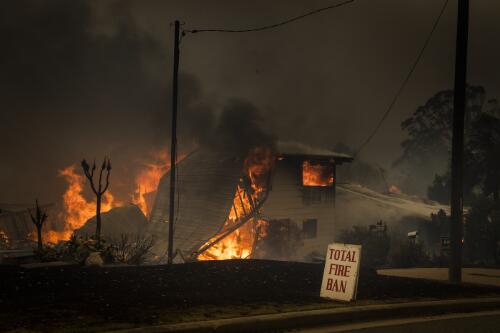 Currowan bushfire out of control destroying property at Conjola Park, New South Wales, 31 December, 2019 / Matthew Abbott