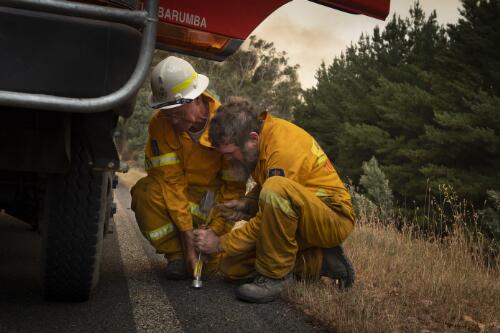 Greg Lyons and Mark Bourke fixing a broken hose needed to control the blaze, Tooma Road, near Maragle, New South Wales, 10 January, 2020 / Matthew Abbott