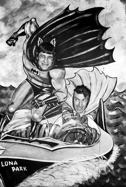 Martin Sharp and Peter Kingston saving Luna Park, 1981 / William Yang