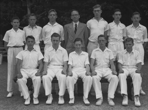 Group portrait of Sydney Grammar School pupils' cricket team and coach, Sydney, 14 November 1951, 1