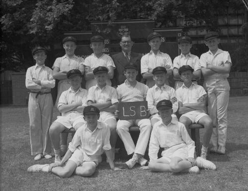 Group portrait of Sydney Grammar School pupils' cricket team LSB and their coach, Sydney, 15 November 1950