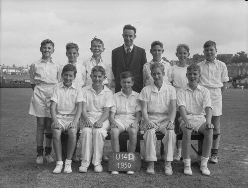 Group portrait of Sydney Grammar School pupils' cricket team U 14 D and their coach, Sydney, 15 November 1950