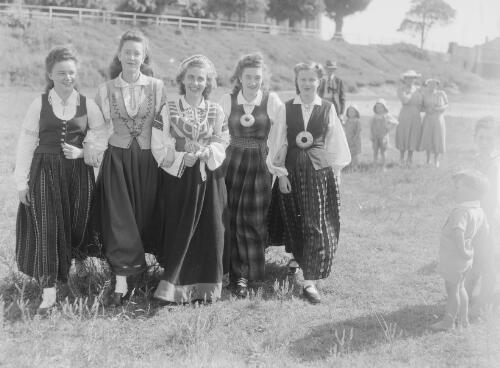 Migrants from Greta camp arrive at Civic Park for the Cultural Centre fair, Newcastle, New South Wales, 29 October 1949
