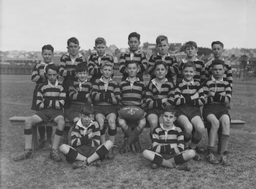 Group portrait of Sydney Grammar Lower School pupils in rugby uniform at a football field, Sydney, 31 June 1947, 1