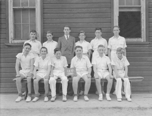 Group portrait of Sydney Grammar School pupils' cricket team and coach, Sydney, 29 October 1948, 1
