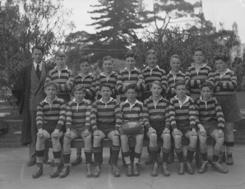 Group portrait of Sydney Grammar School pupils' rugby team Under 15D and coach, Sydney, 1951