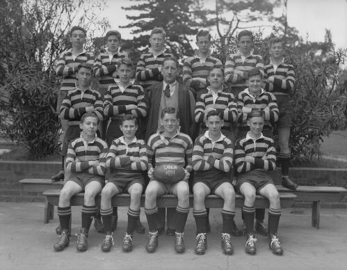 Group portrait of Sydney Grammar School pupils' rugby team Under 14A and coach, Sydney, 1951