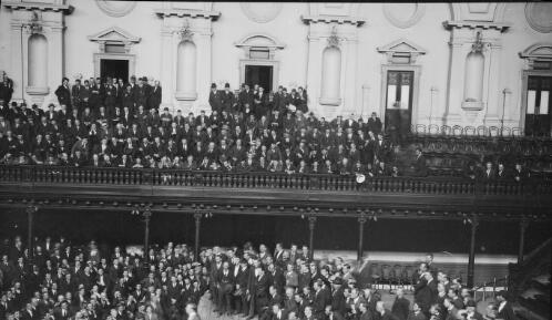 Crowds of men gathered at the Sydney Town Hall, Sydney, approximately 1908