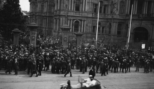 Crowds gathered in front of Sydney Town Hall during the visit of the United States Great White Fleet, Sydney, 1908