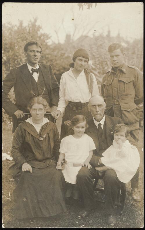Higgins and Palmer families at Killenna in Malvern, Victoria, 1918