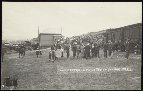 People gathered at the train station to farewell volunteers, Tumut, New South Wales, 1914 / R.C. Strangman