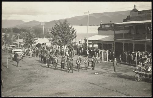 Farewell parade passes by the Woolpack Hotel, Tumut, New South Wales, 1915, 2 / R.C. Strangman