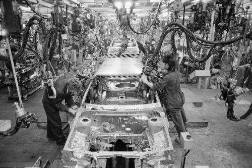 The body assembly line at Toyota motor vehicle manufacturing plant, Dandenong, Victoria, March 1989 / Andrew Chapman